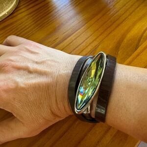 Ono de 50 green stone and leather bracelet.